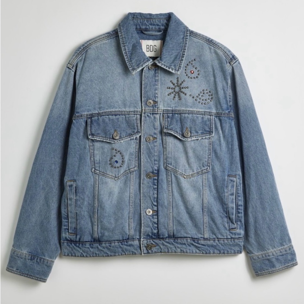 NEW BDG Studded Relaxed Fit Denim Trucker Jacket in Vintage Light Denim SMALL
